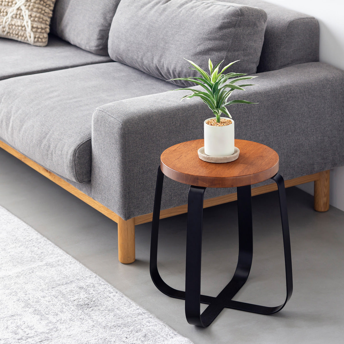 KANADEMONOのラバーウッド ブラウンRound座面とブラックのCross Plate脚を合わせたシンプルモダンなスツール（使用例2）