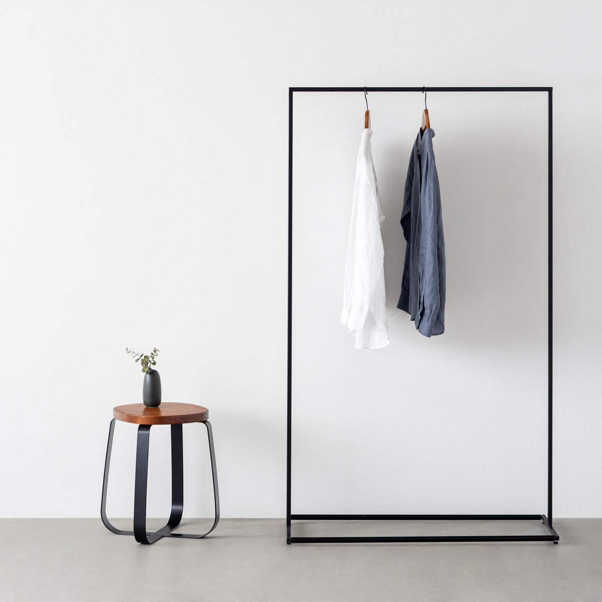 KANADEMONOのラバーウッド ブラウンSquircle座面とブラックのCross Plate脚を合わせたシンプルモダンなスツール（使用例）