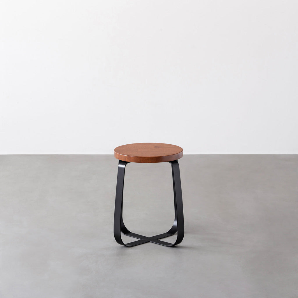 KANADEMONOのラバーウッド ブラウンRound座面とブラックのCross Plate脚を合わせたシンプルモダンなスツール2