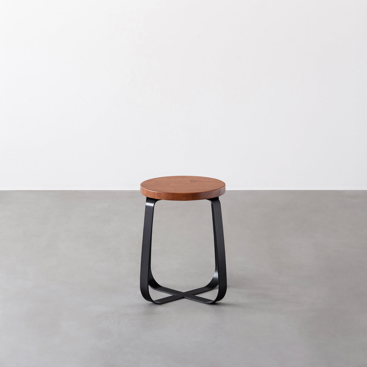 KANADEMONOのラバーウッド ブラウンRound座面とブラックのCross Plate脚を合わせたシンプルモダンなスツール2