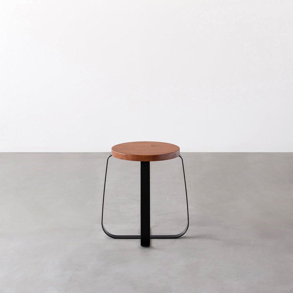 KANADEMONOのラバーウッド ブラウンRound座面とブラックのCross Plate脚を合わせたシンプルモダンなスツール3