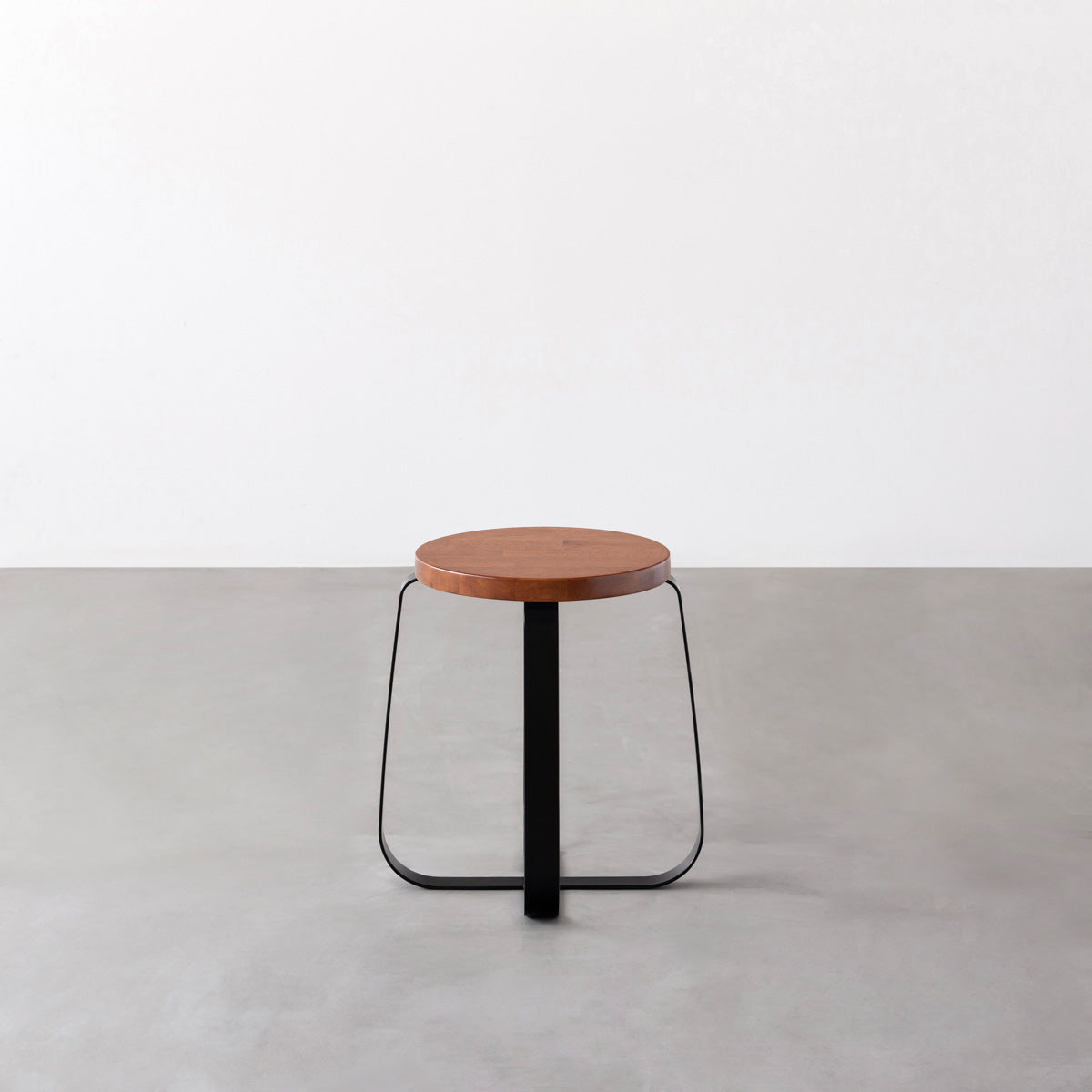 KANADEMONOのラバーウッド ブラウンRound座面とブラックのCross Plate脚を合わせたシンプルモダンなスツール3