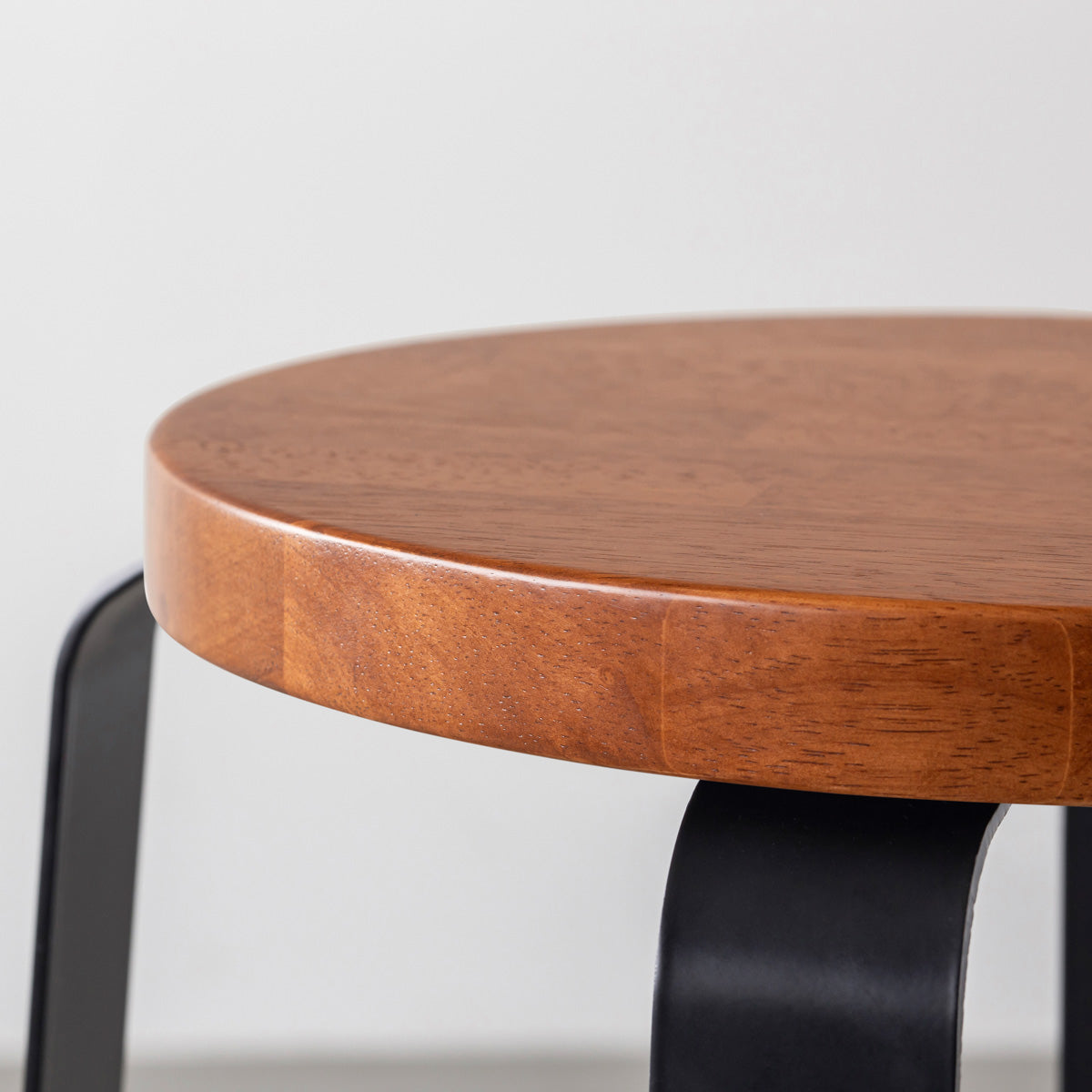 KANADEMONOのラバーウッド ブラウンRound座面とブラックのCross Plate脚を合わせたシンプルモダンなスツール（座面側面）