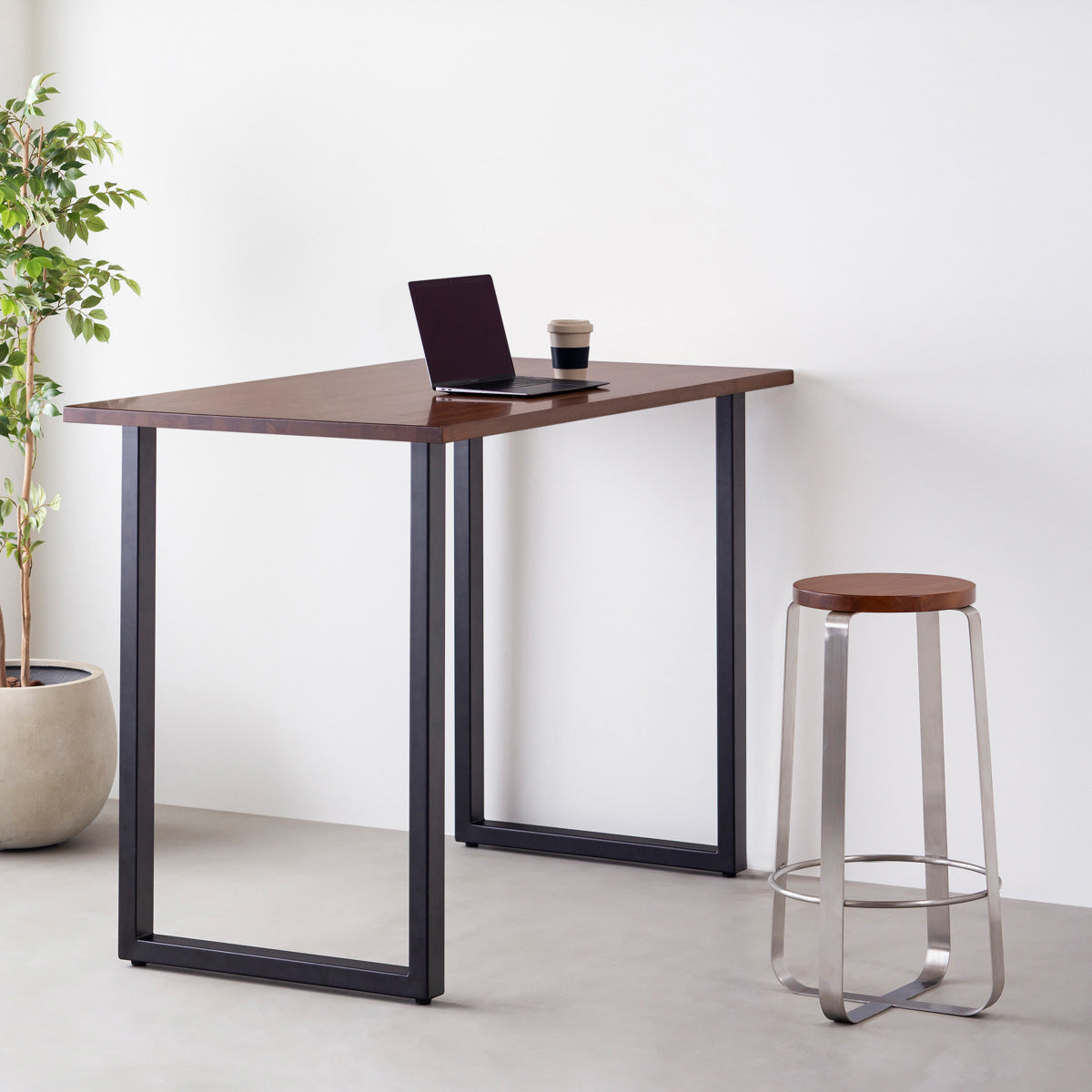 KANADEMONOのラバーウッド ブラウンRound座面とステンレスのCross Plate脚を合わせたシンプルモダンなハイスツール（使用例）