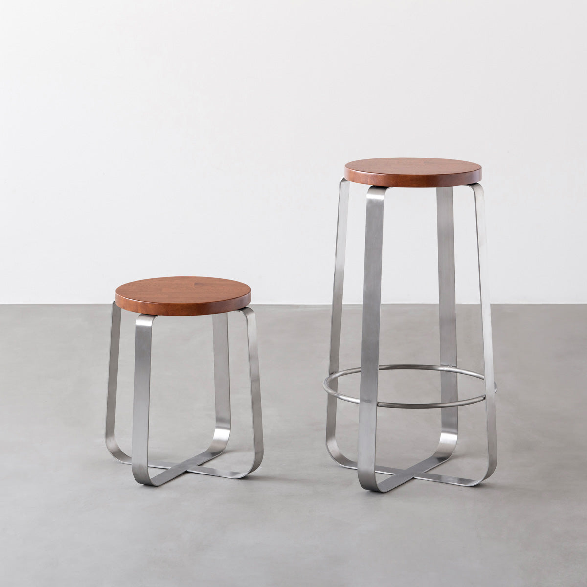 KANADEMONOのラバーウッド ブラウンRound座面とステンレスのCross Plate脚を合わせたシンプルモダンなハイスツール