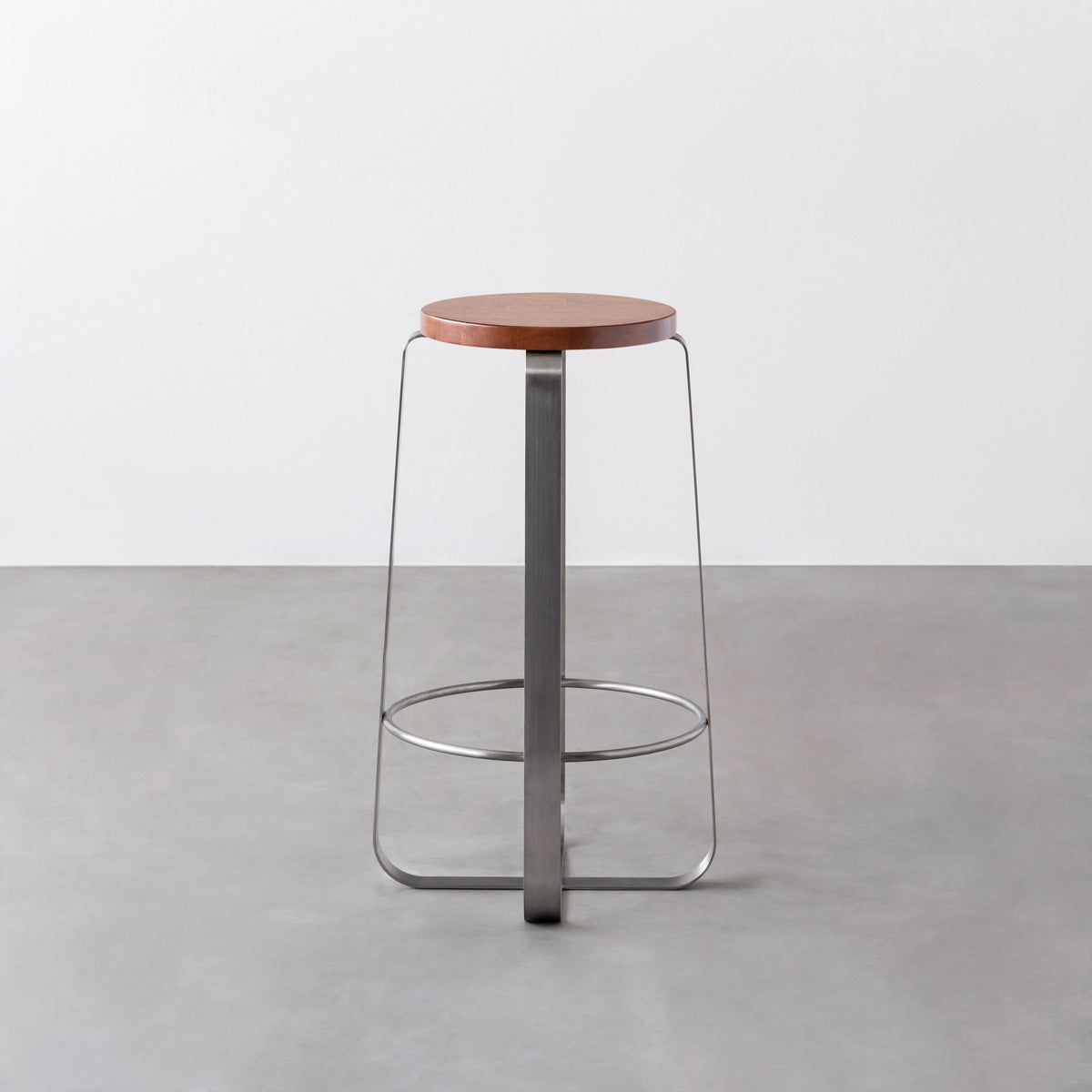 KANADEMONOのラバーウッド ブラウンRound座面とステンレスのCross Plate脚を合わせたシンプルモダンなハイスツール