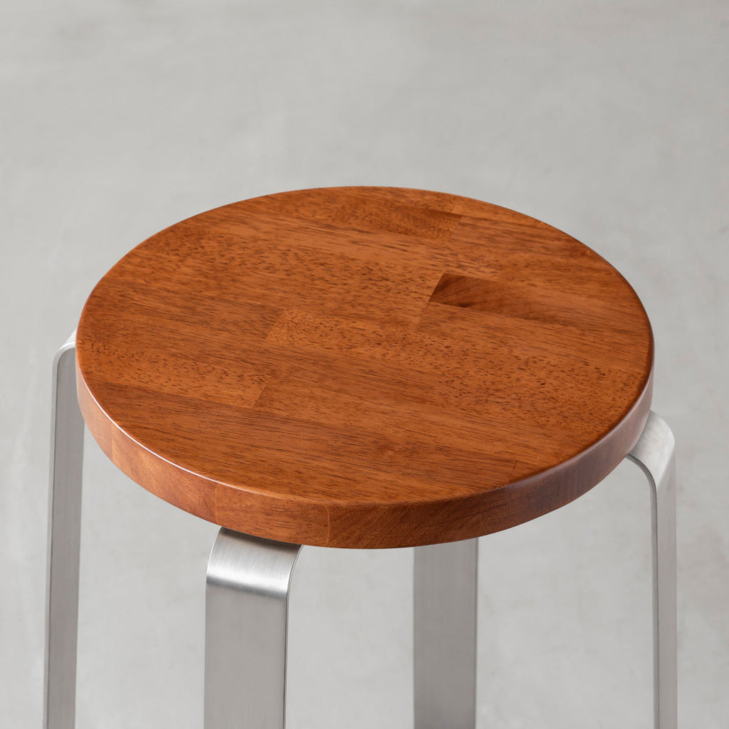 KANADEMONOのラバーウッド ブラウンRound座面とステンレスのCross Plate脚を合わせたシンプルモダンなハイスツール（側面）