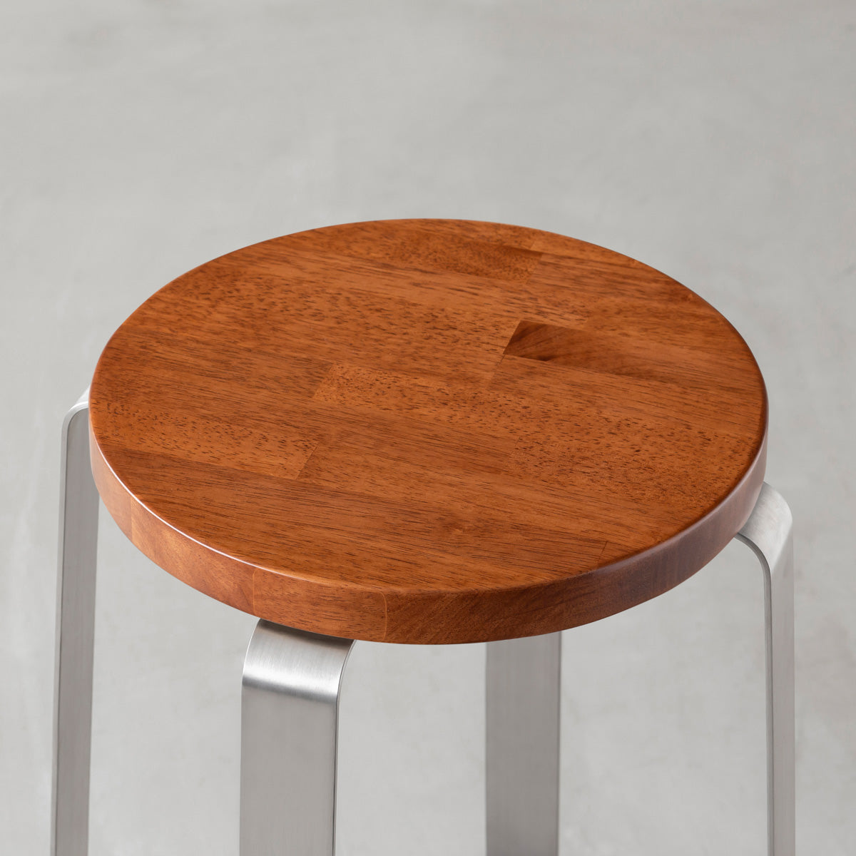 KANADEMONOのラバーウッド ブラウンRound座面とステンレスのCross Plate脚を合わせたシンプルモダンなハイスツール（側面）