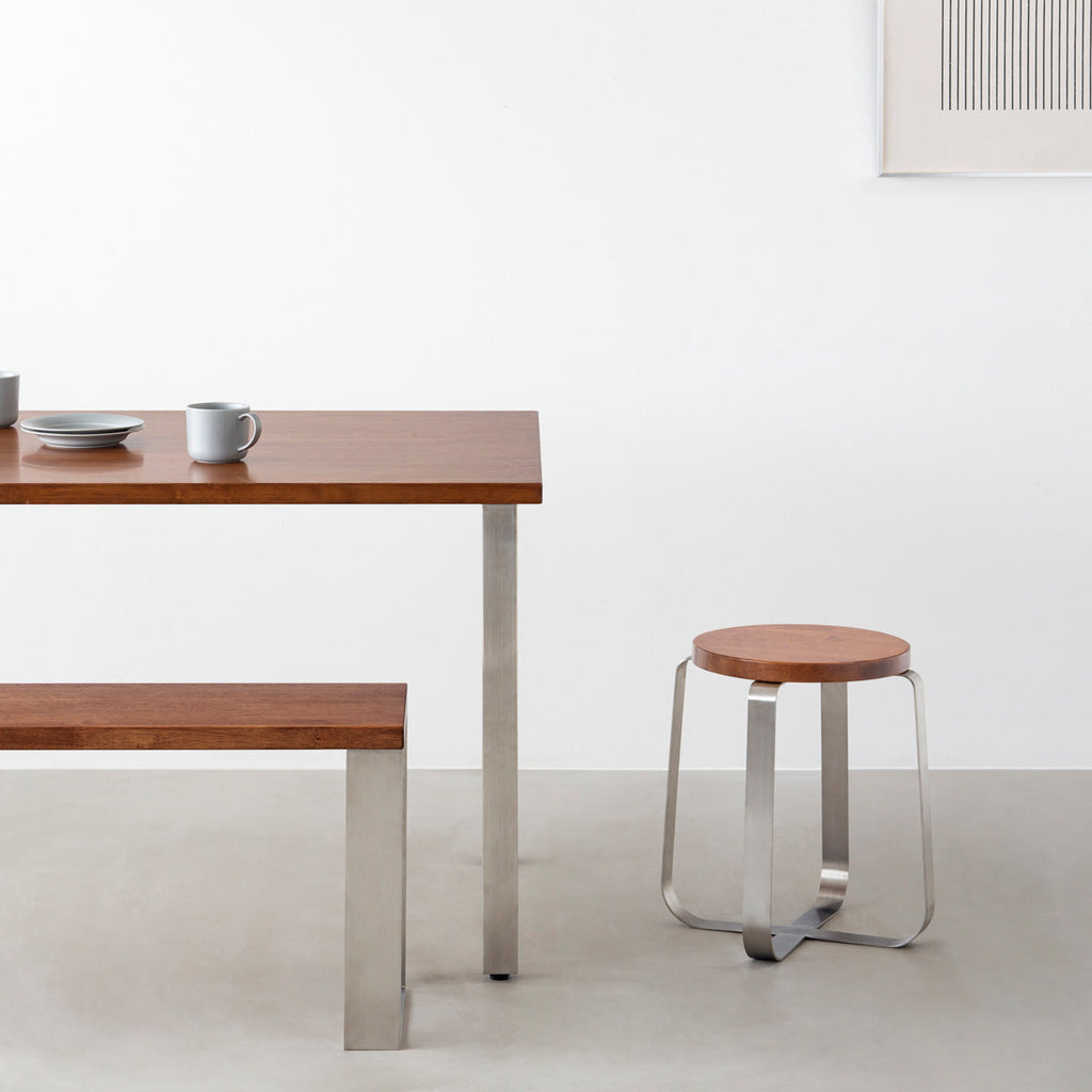 KANADEMONOのラバーウッド ブラウンRound座面とステンレスのCross Plate脚を合わせたシンプルモダンなスツール（使用例）
