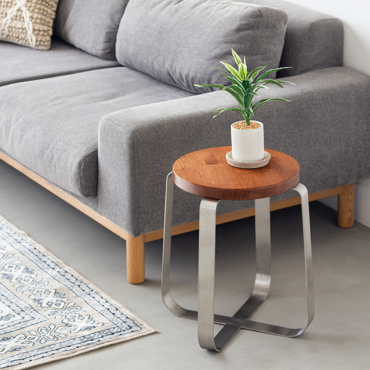 KANADEMONOのラバーウッド ブラウンRound座面とステンレスのCross Plate脚を合わせたシンプルモダンなスツール（使用例2）