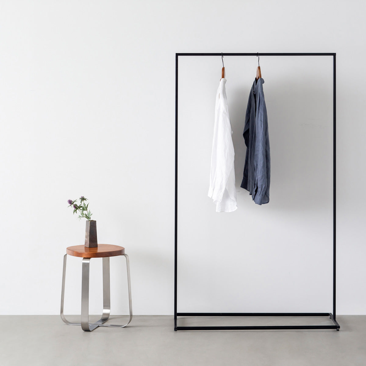 KANADEMONOのラバーウッド ブラウンSquircle座面とステンレスのCross Plate脚を合わせたシンプルモダンなスツール（使用例3）