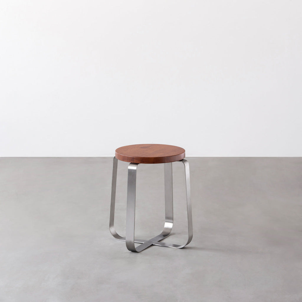 KANADEMONOのラバーウッド ブラウンRound座面とステンレスのCross Plate脚を合わせたシンプルモダンなスツール