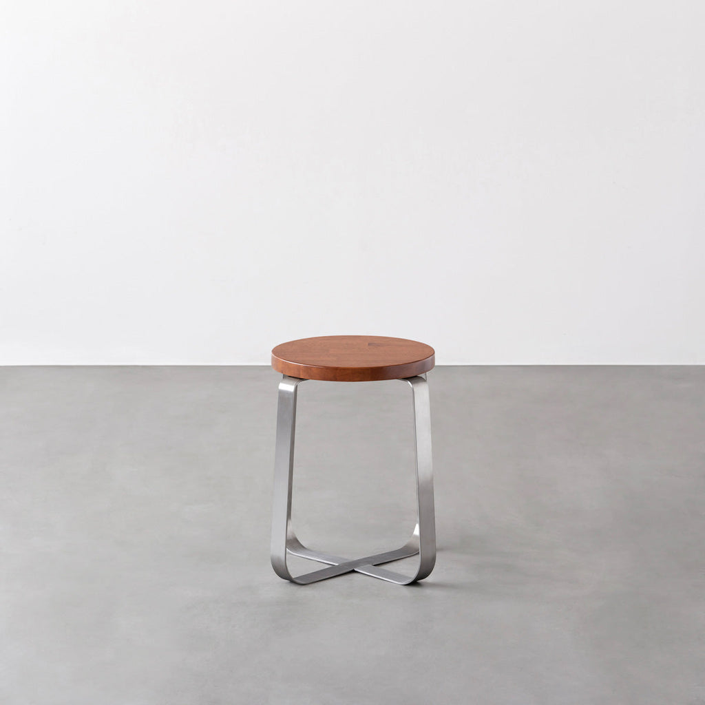KANADEMONOのラバーウッド ブラウンRound座面とステンレスのCross Plate脚を合わせたシンプルモダンなスツール2