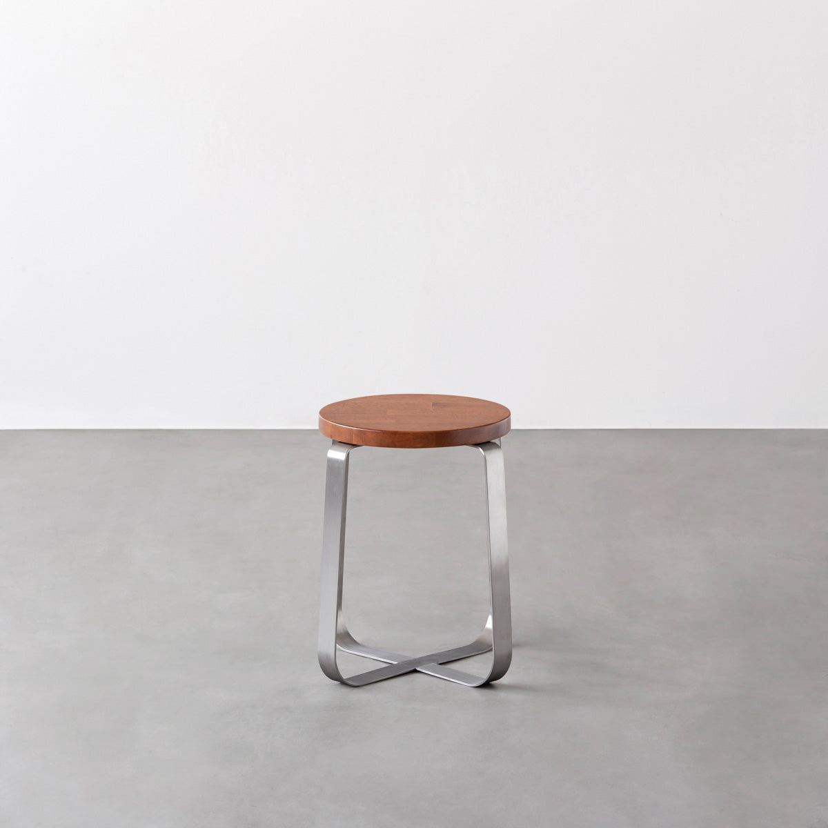KANADEMONOのラバーウッド ブラウンRound座面とステンレスのCross Plate脚を合わせたシンプルモダンなスツール2