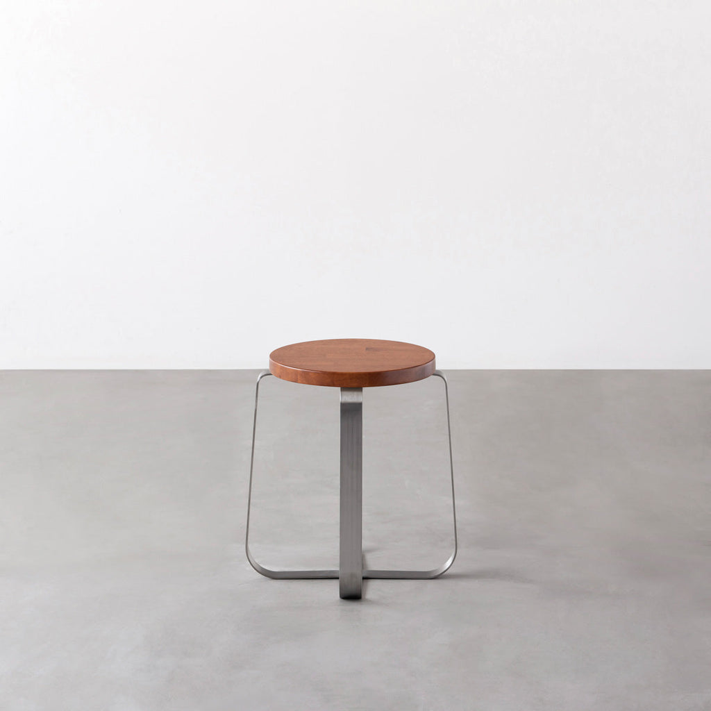 KANADEMONOのラバーウッド ブラウンRound座面とステンレスのCross Plate脚を合わせたシンプルモダンなスツール3