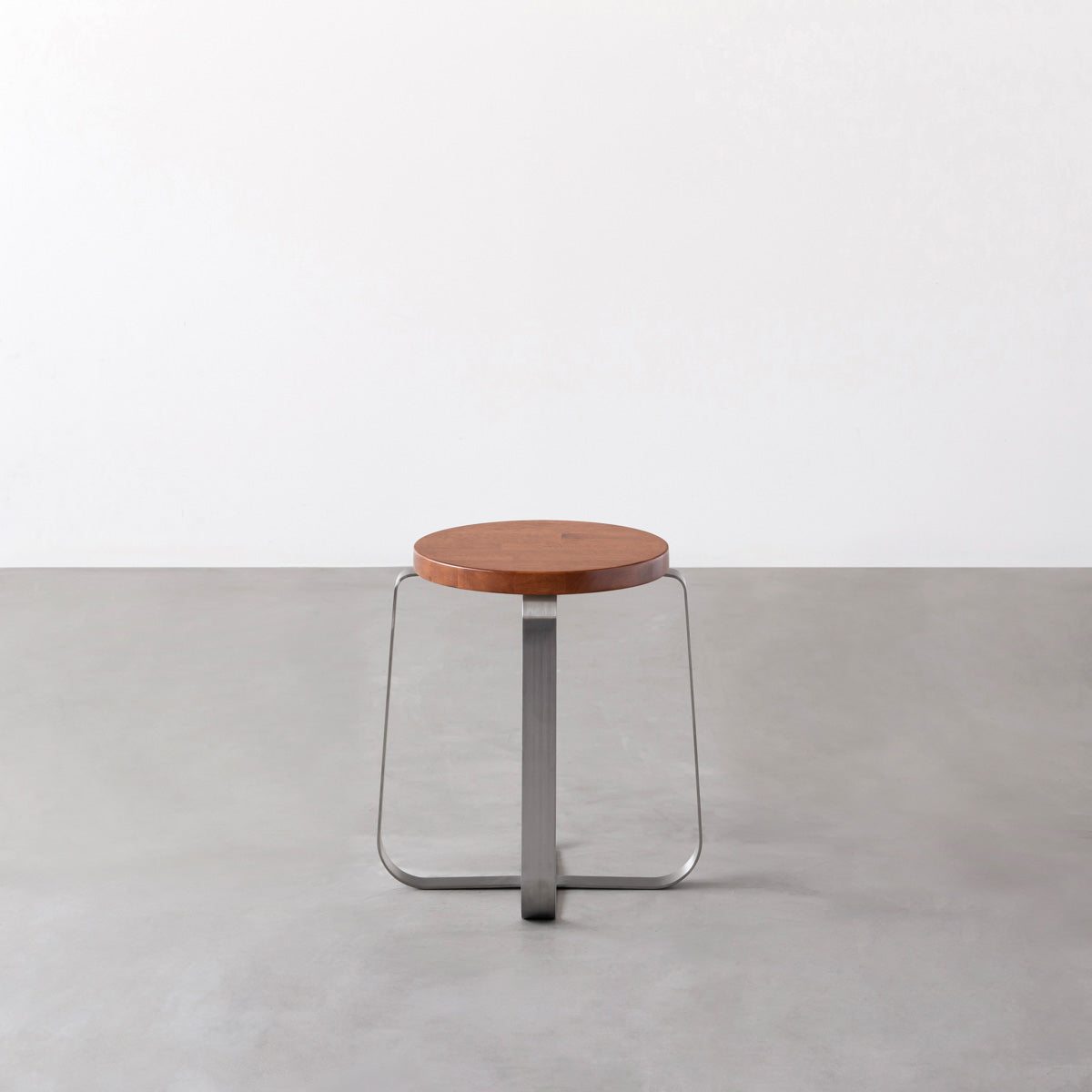 KANADEMONOのラバーウッド ブラウンRound座面とステンレスのCross Plate脚を合わせたシンプルモダンなスツール3
