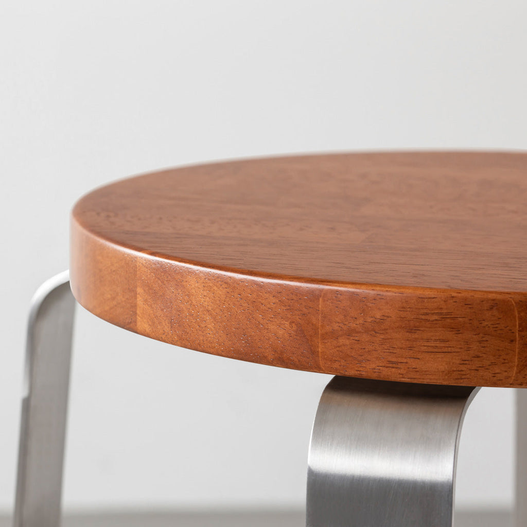 KANADEMONOのラバーウッド ブラウンRound座面とステンレスのCross Plate脚を合わせたシンプルモダンなスツール（座面側面）