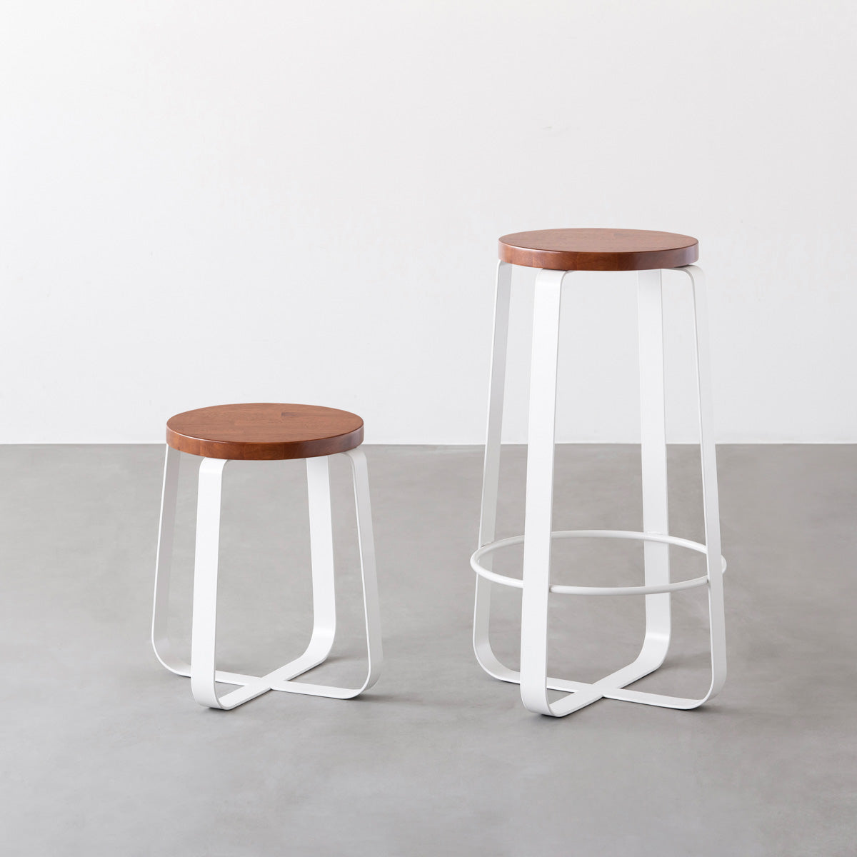 KANADEMONOのラバーウッド ブラウンRound座面とホワイトのCross Plate脚を合わせたシンプルモダンなハイスツール（スタンダード比較）