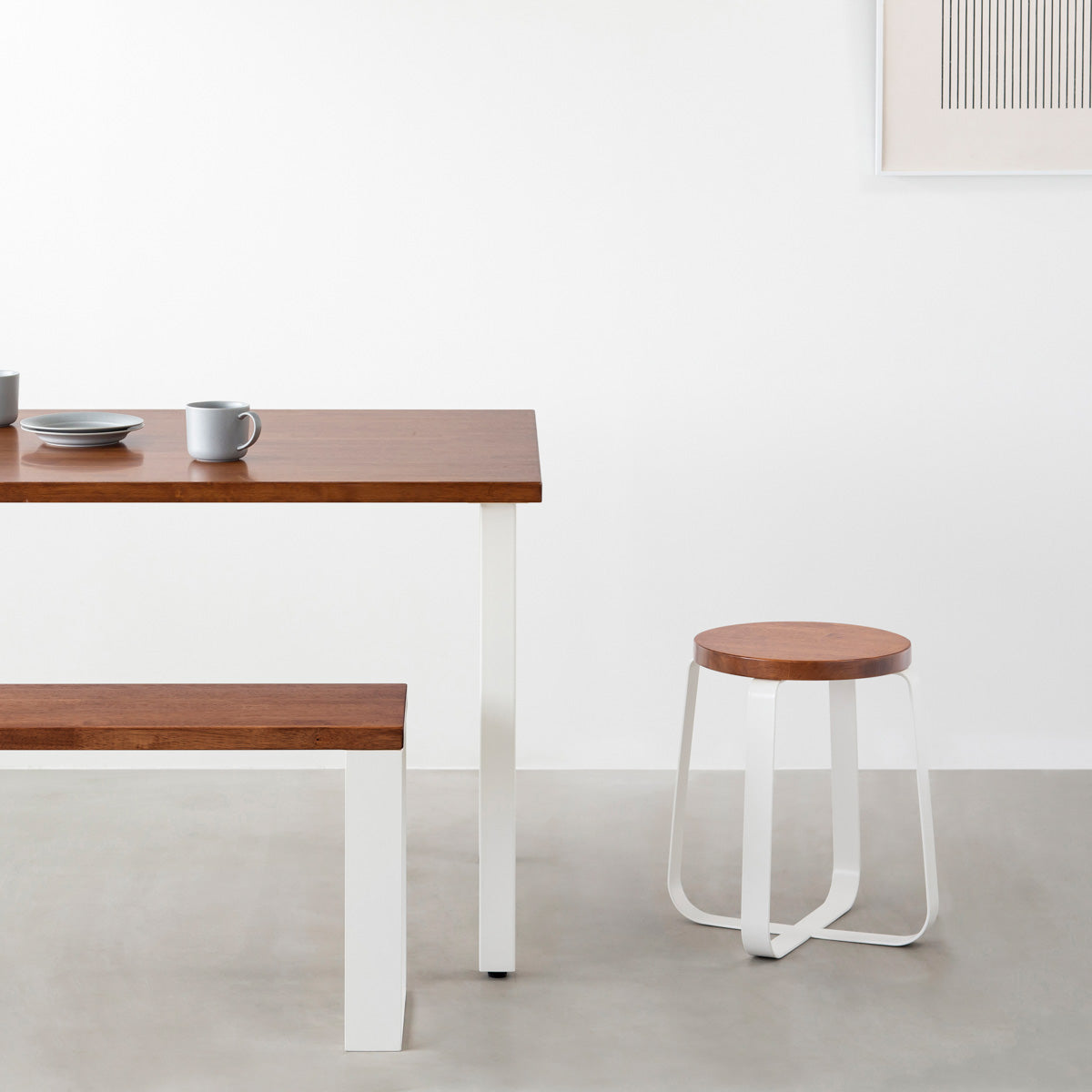 KANADEMONOのラバーウッド ブラウンRound座面とホワイトのCross Plate脚を合わせたシンプルモダンなスツール（使用例）
