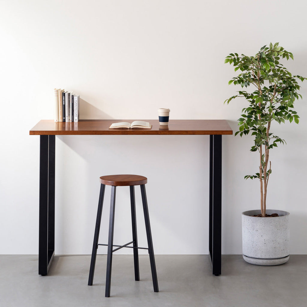 KANADEMONOのラバーウッド ブラウンSquircle座面とブラックのSlant Bar脚を合わせたシンプルモダンなハイスツール（使用例）