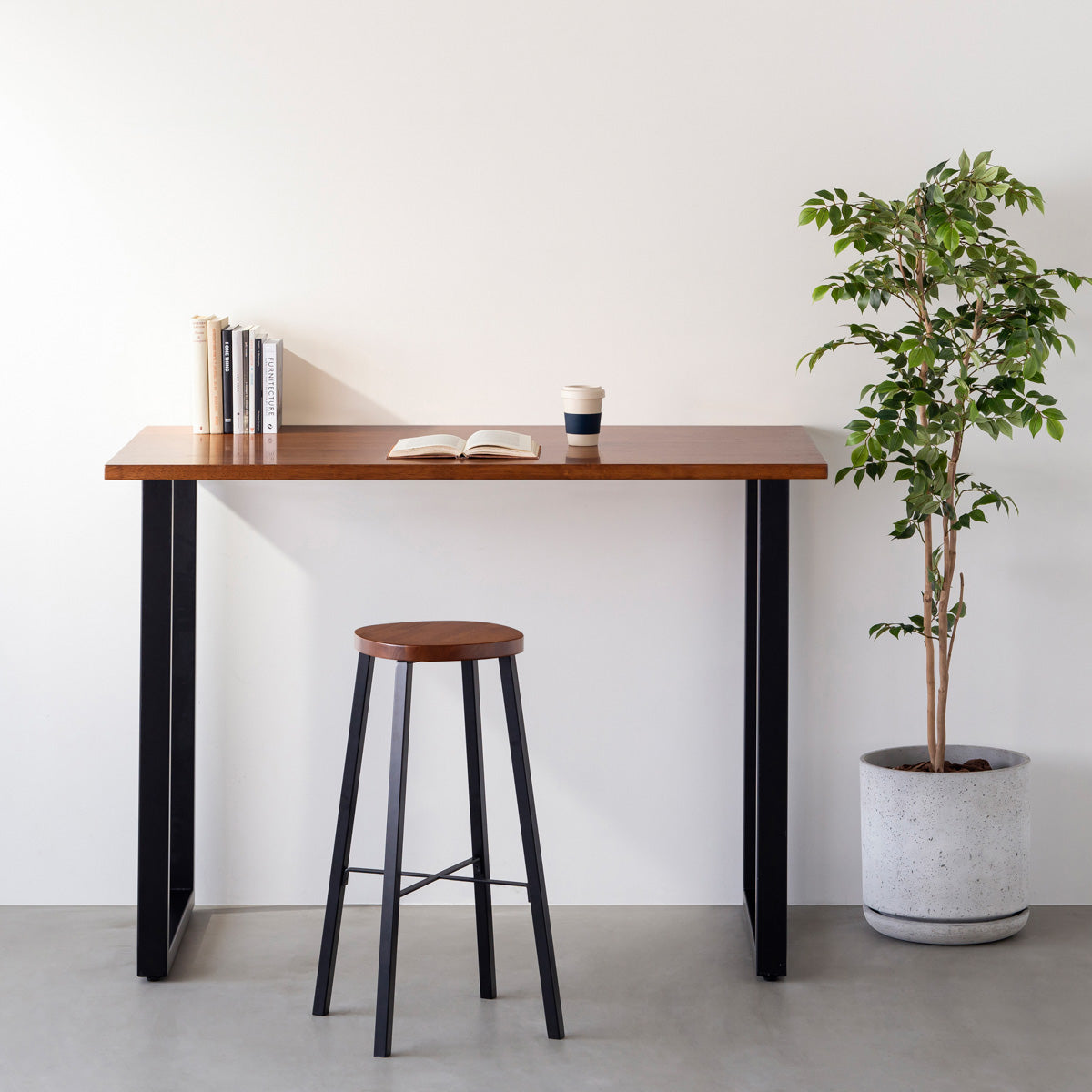 KANADEMONOのラバーウッド ブラウンSquircle座面とブラックのSlant Bar脚を合わせたシンプルモダンなハイスツール（使用例）