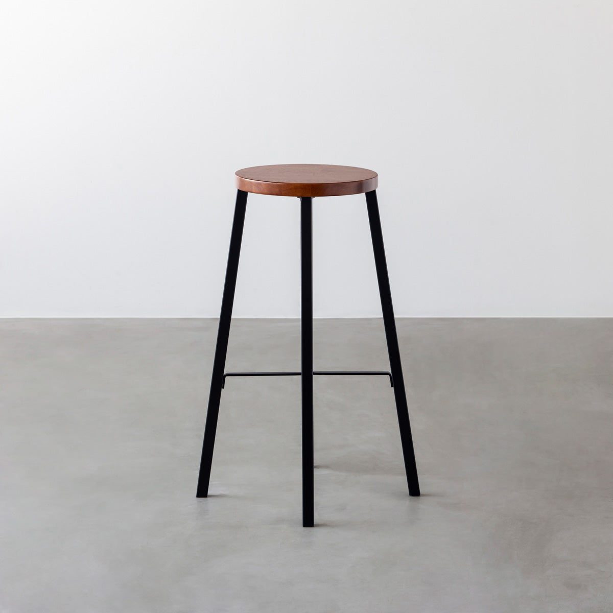 KANADEMONOのラバーウッド ブラウンRound座面とブラックのSlant Bar脚を合わせたシンプルモダンなハイスツール2