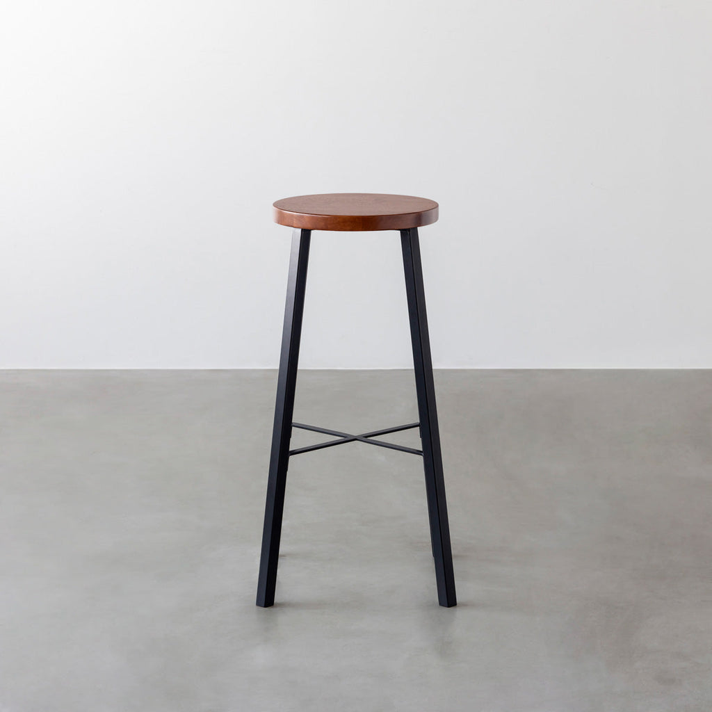 KANADEMONOのラバーウッド ブラウンRound座面とブラックのSlant Bar脚を合わせたシンプルモダンなハイスツール3