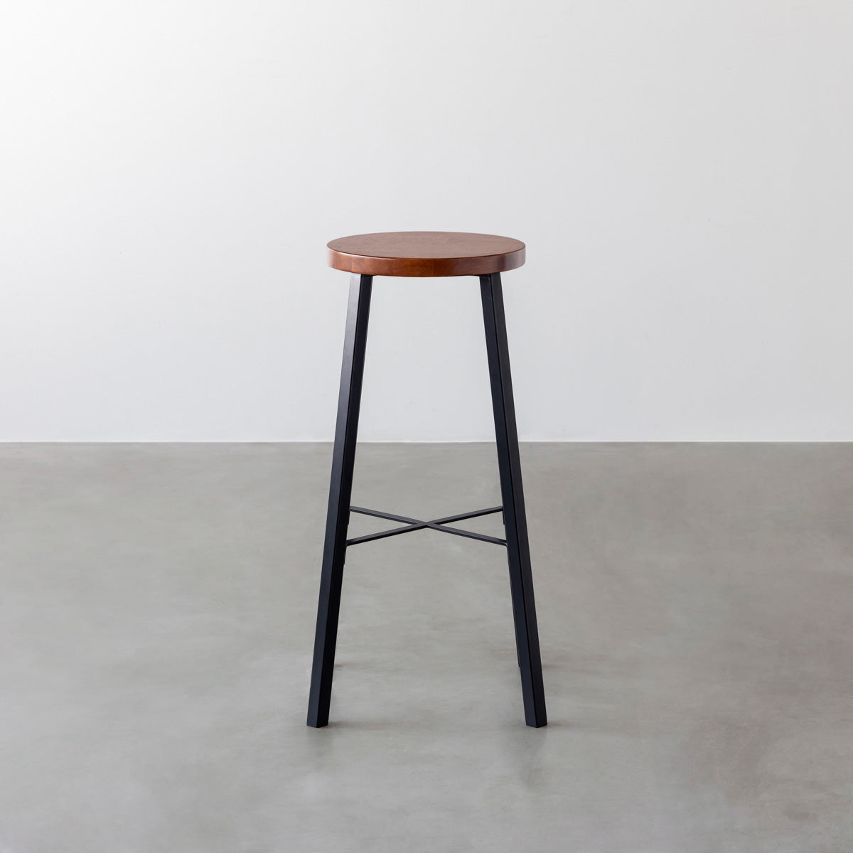 KANADEMONOのラバーウッド ブラウンRound座面とブラックのSlant Bar脚を合わせたシンプルモダンなハイスツール3