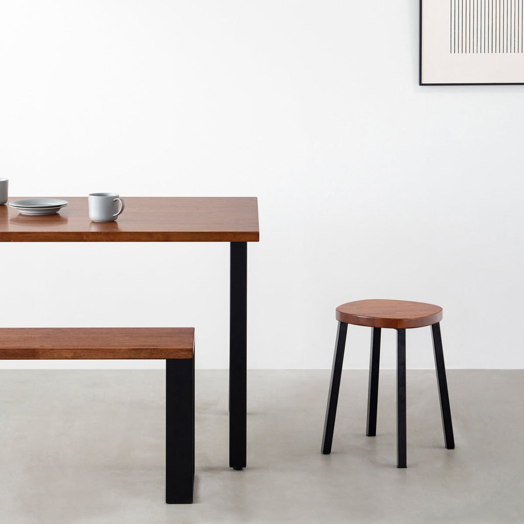 KANADEMONOのラバーウッド ブラウンSquircle座面とブラックのSlant Bar脚を合わせたシンプルモダンなスツール（使用例）