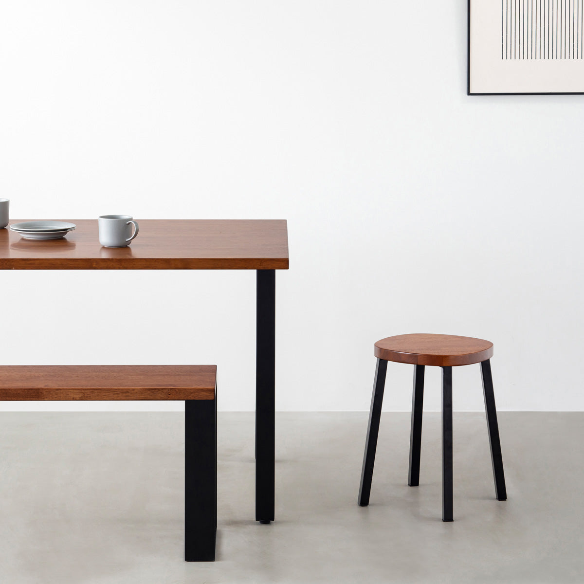KANADEMONOのラバーウッド ブラウンSquircle座面とブラックのSlant Bar脚を合わせたシンプルモダンなスツール（使用例）