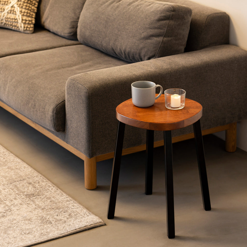 KANADEMONOのラバーウッド ブラウンSquircle座面とブラックのSlant Bar脚を合わせたシンプルモダンなスツール（使用例2）