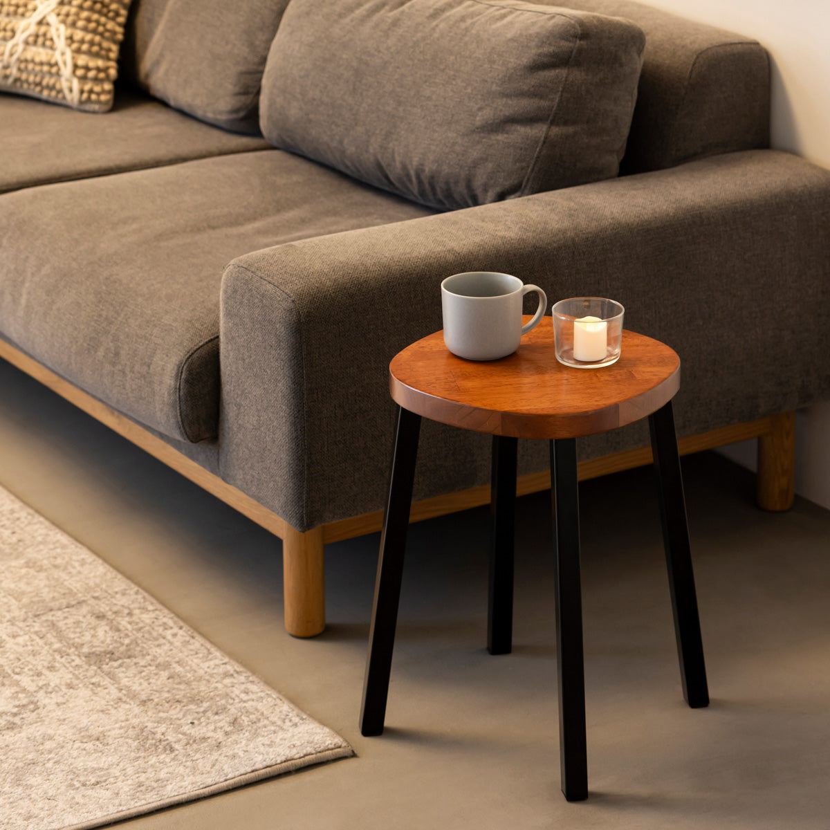 KANADEMONOのラバーウッド ブラウンSquircle座面とブラックのSlant Bar脚を合わせたシンプルモダンなスツール（使用例2）