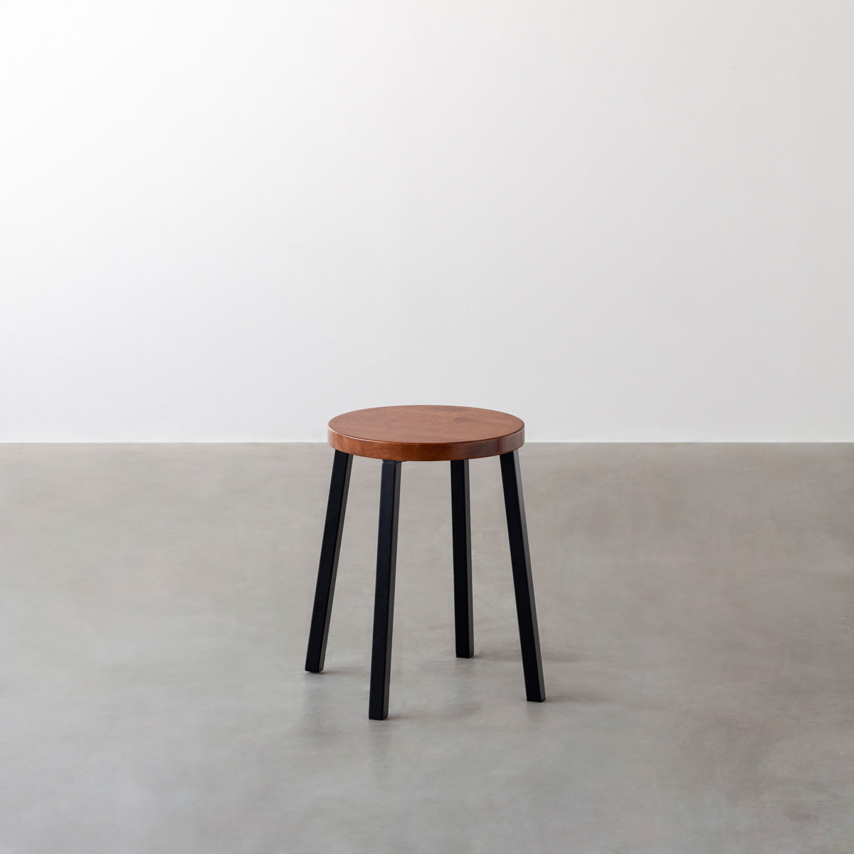 KANADEMONOのラバーウッド ブラウンRound座面とブラックのSlant Bar脚を合わせたシンプルモダンなスツール