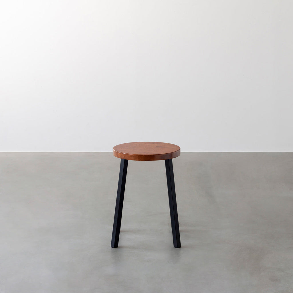 KANADEMONOのラバーウッド ブラウンRound座面とブラックのSlant Bar脚を合わせたシンプルモダンなスツール2