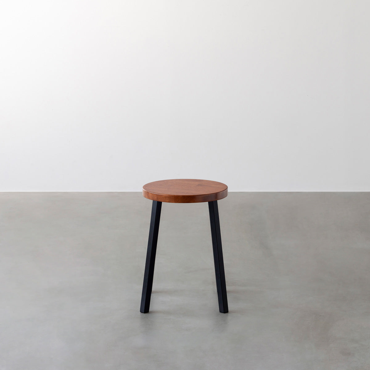 KANADEMONOのラバーウッド ブラウンRound座面とブラックのSlant Bar脚を合わせたシンプルモダンなスツール2