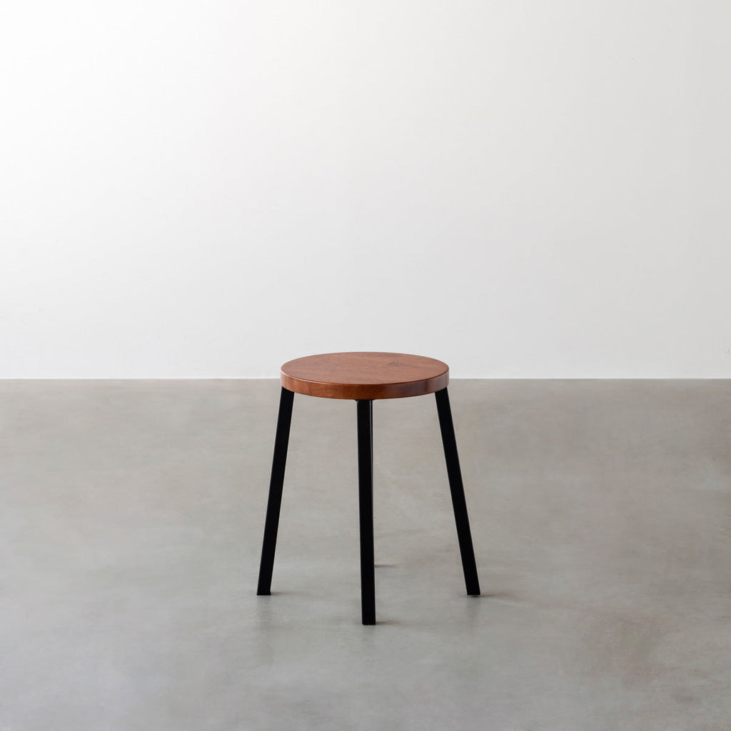 KANADEMONOのラバーウッド ブラウンRound座面とブラックのSlant Bar脚を合わせたシンプルモダンなスツール3