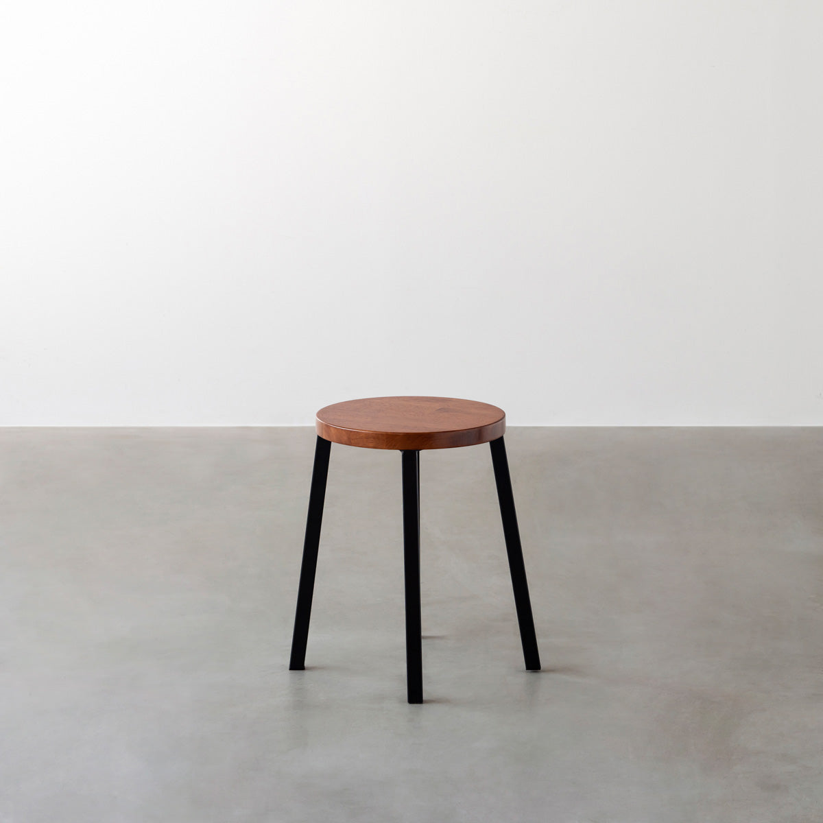 KANADEMONOのラバーウッド ブラウンRound座面とブラックのSlant Bar脚を合わせたシンプルモダンなスツール3