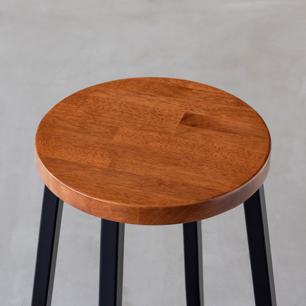 KANADEMONOのラバーウッド ブラウンRound座面とブラックのSlant Bar脚を合わせたシンプルモダンなスツール（座面）