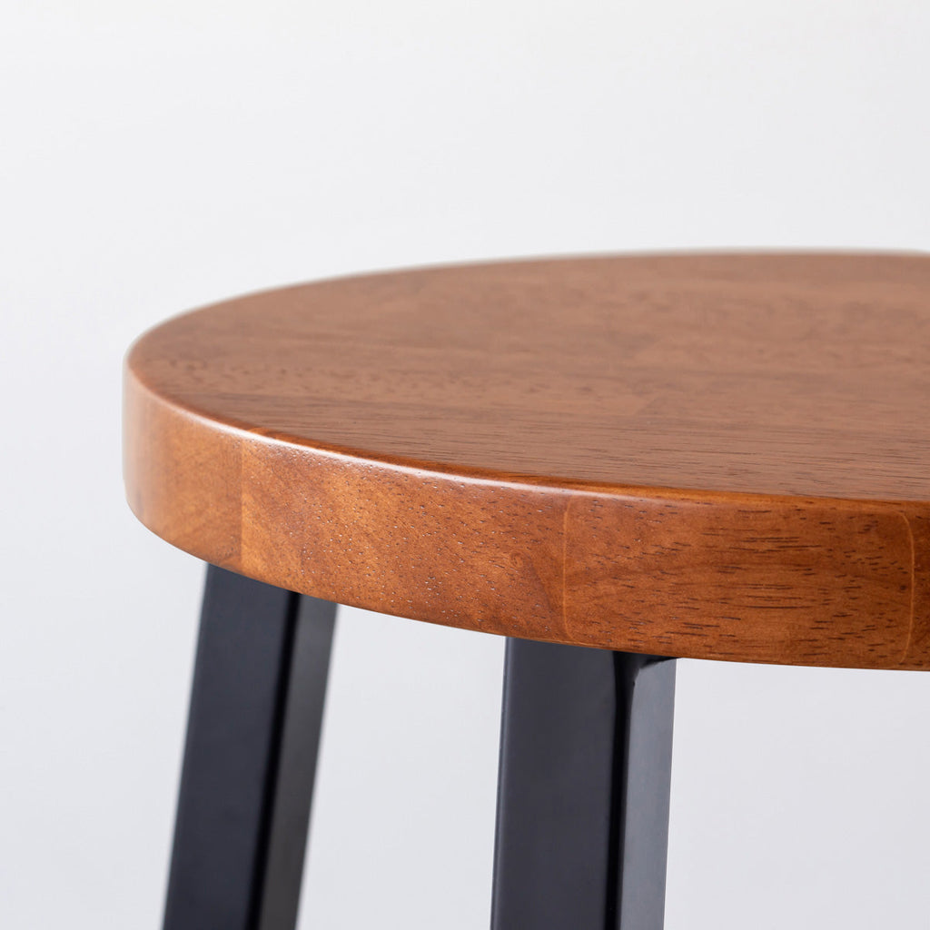 KANADEMONOのラバーウッド ブラウンRound座面とブラックのSlant Bar脚を合わせたシンプルモダンなスツール（座面側面）