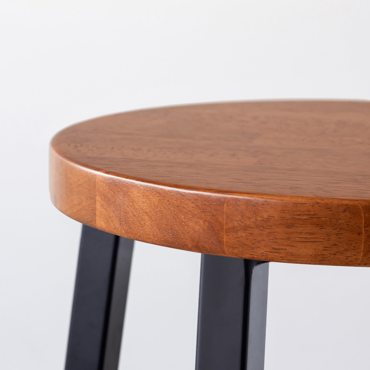 KANADEMONOのラバーウッド ブラウンRound座面とブラックのSlant Bar脚を合わせたシンプルモダンなスツール（座面側面）