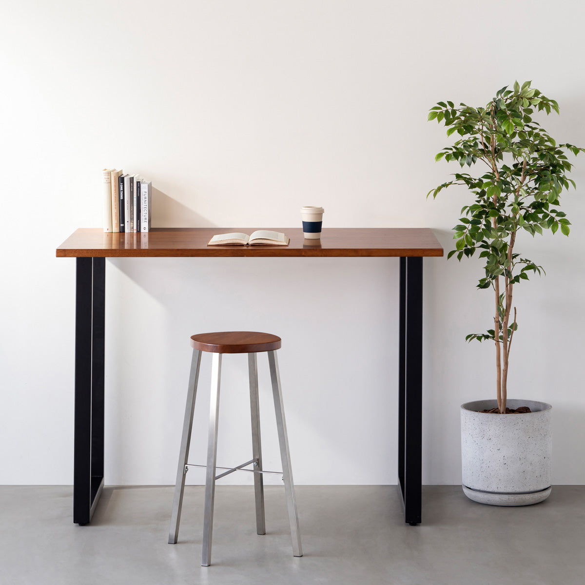 KANADEMONOのラバーウッド ブラウンRound座面とステンレスのSlant Bar脚を合わせたシンプルモダンなハイスツール（使用例）