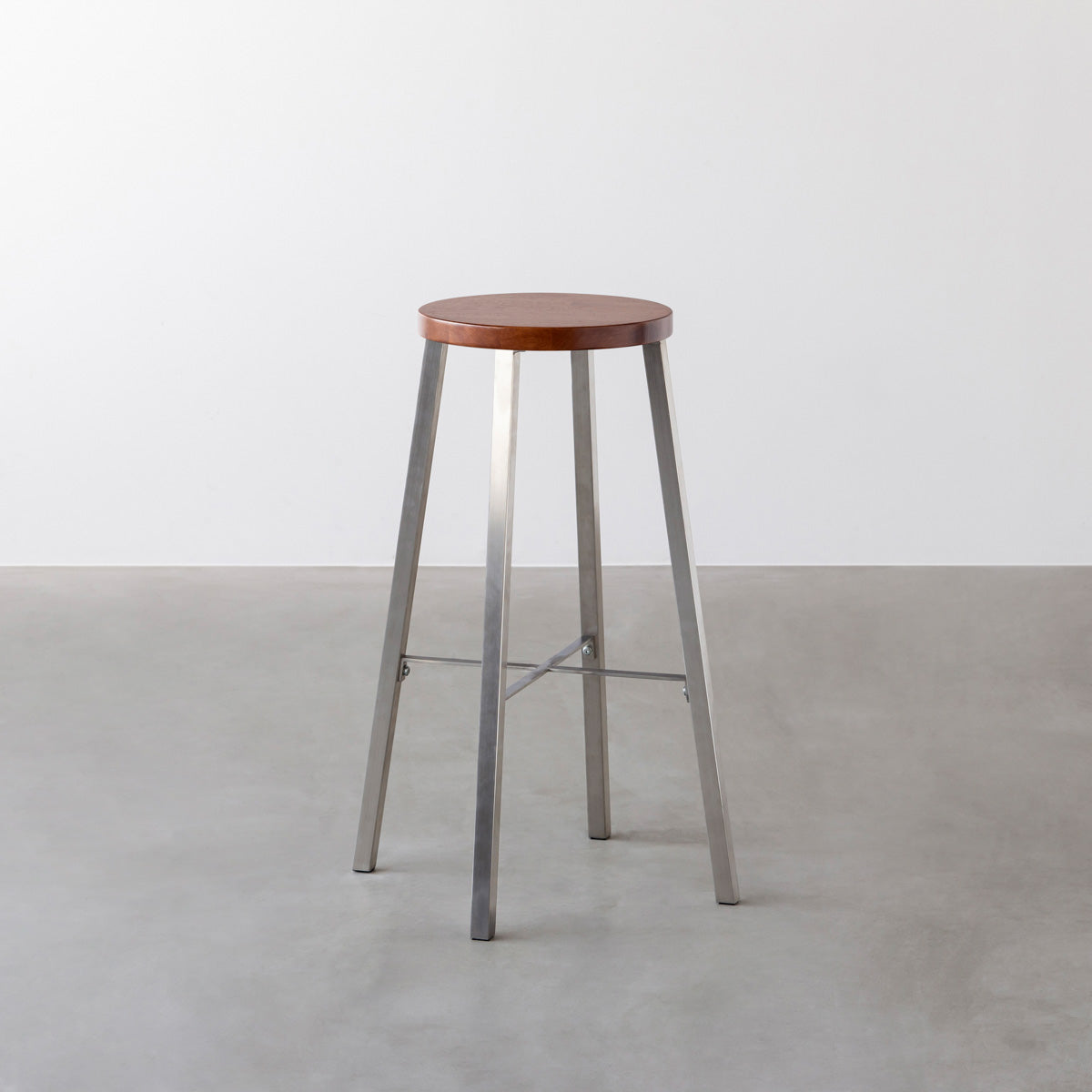 KANADEMONOのラバーウッド ブラウンRound座面とステンレスのSlant Bar脚を合わせたシンプルモダンなハイスツール