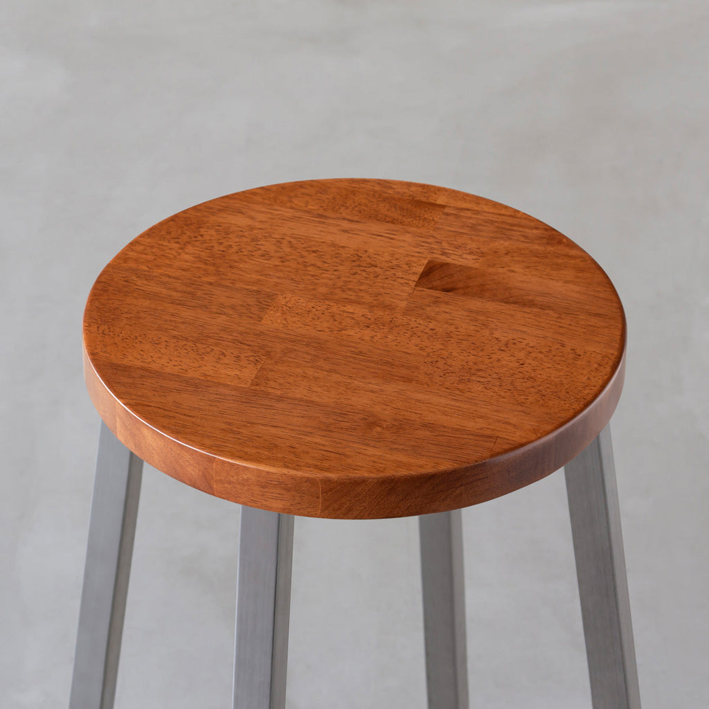 KANADEMONOのラバーウッド ブラウンRound座面とステンレスのSlant Bar脚を合わせたシンプルモダンなハイスツール（座面）