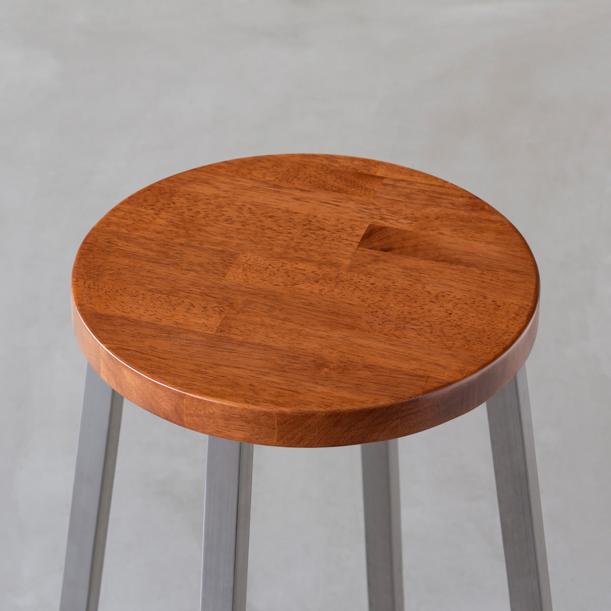 KANADEMONOのラバーウッド ブラウンRound座面とステンレスのSlant Bar脚を合わせたシンプルモダンなハイスツール（座面）