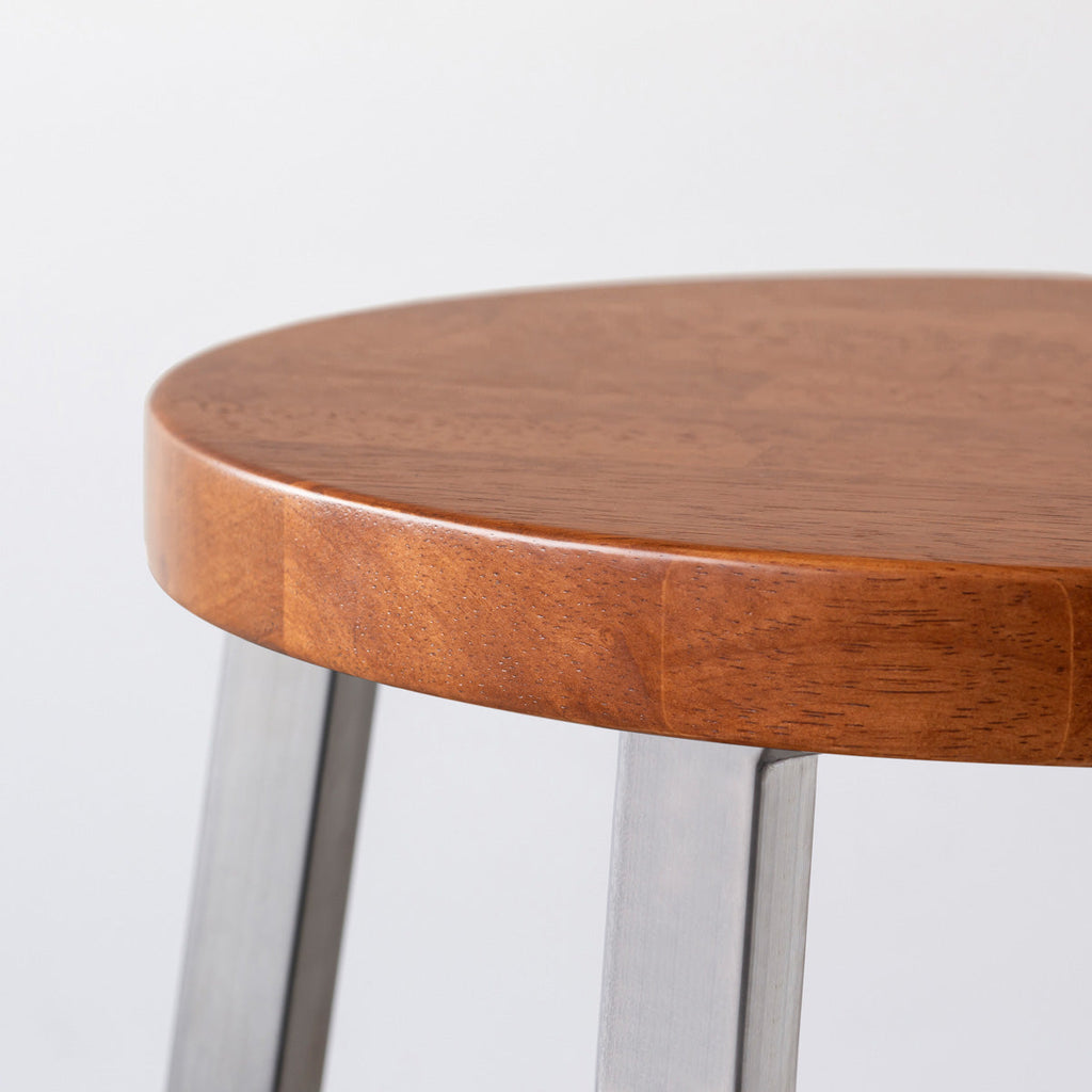 KANADEMONOのラバーウッド ブラウンRound座面とステンレスのSlant Bar脚を合わせたシンプルモダンなハイスツール（座面側面）