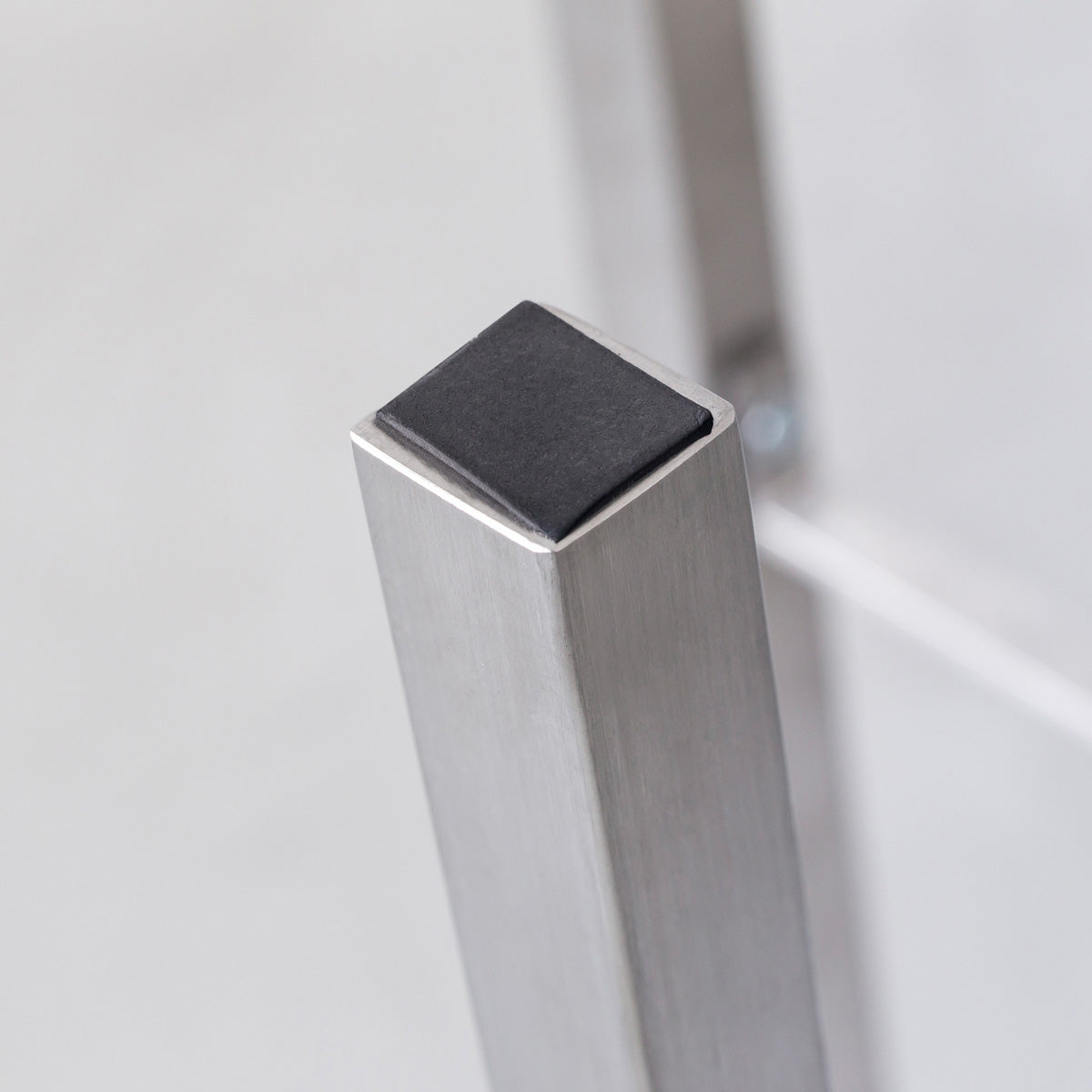 KANADEMONOのラバーウッド ブラウンRound座面とステンレスのSlant Bar脚を合わせたシンプルモダンなハイスツール（脚裏面）