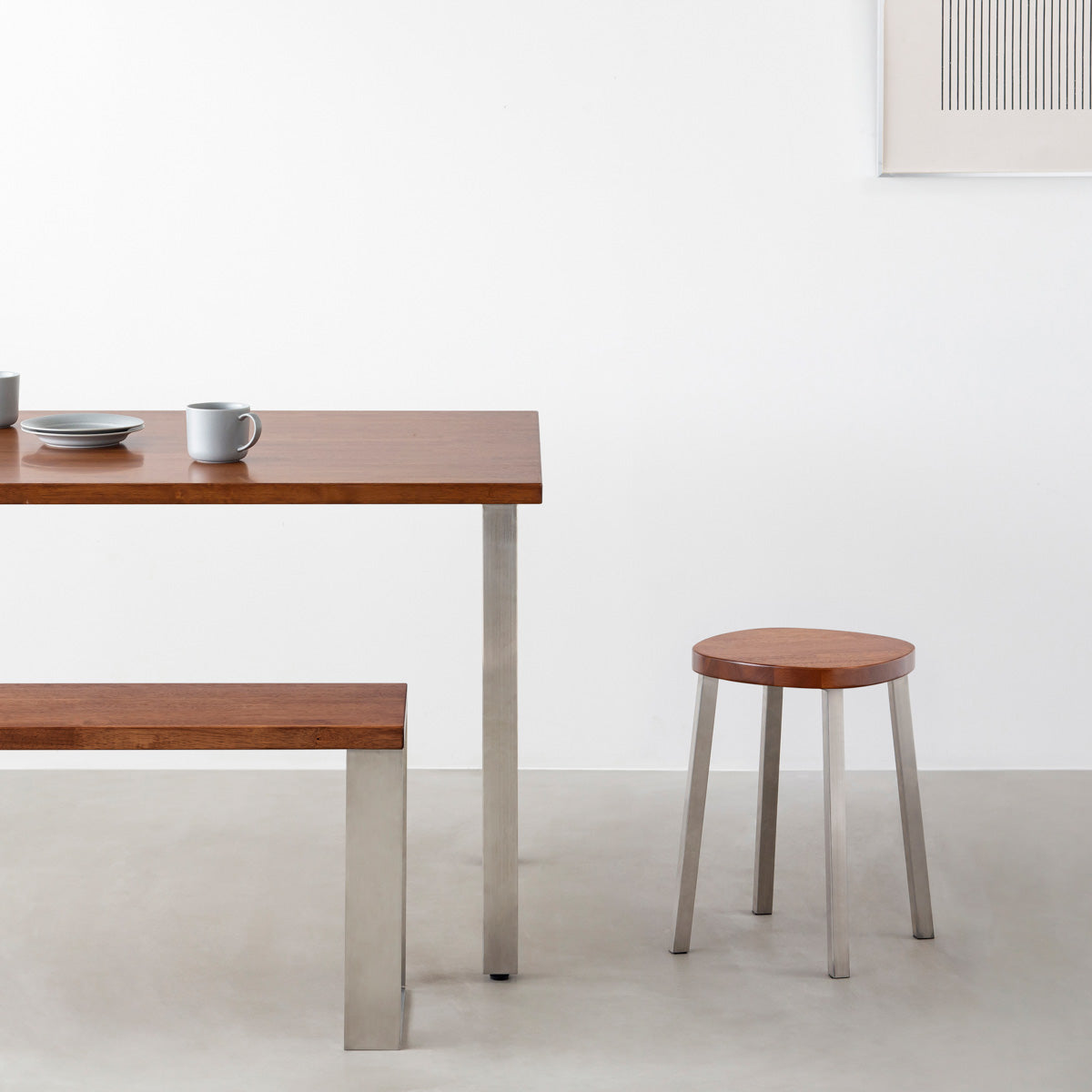 KANADEMONOのラバーウッド ブラウンSquircle座面とステンレスのSlant Bar脚を合わせたシンプルモダンなスツール（使用例）