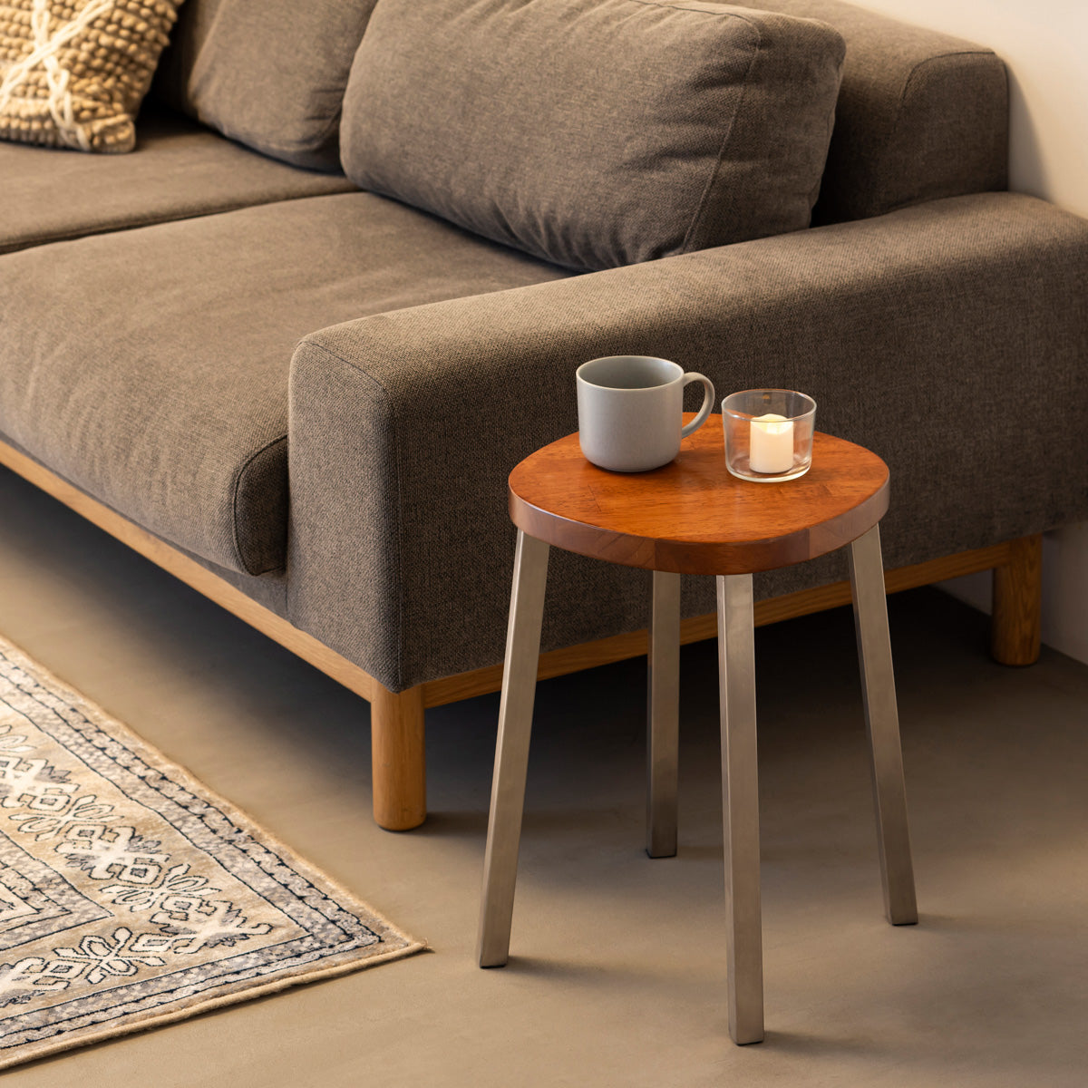 KANADEMONOのラバーウッド ブラウンSquircle座面とステンレスのSlant Bar脚を合わせたシンプルモダンなスツール（使用例2）