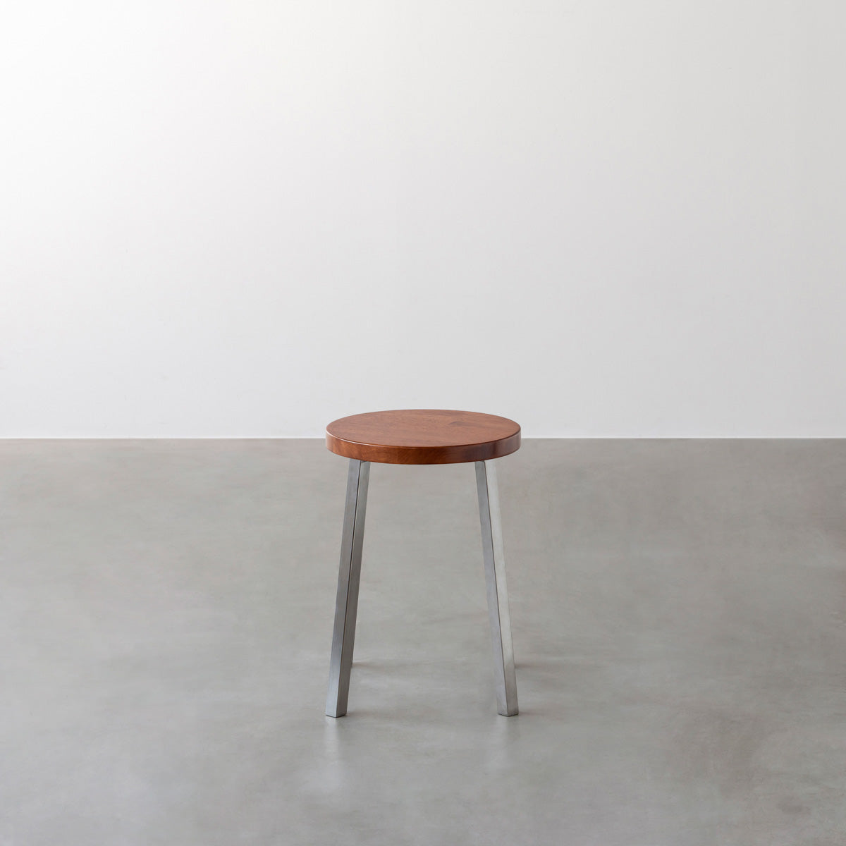 KANADEMONOのラバーウッド ブラウンRound座面とステンレスのSlant Bar脚を合わせたシンプルモダンなスツール2