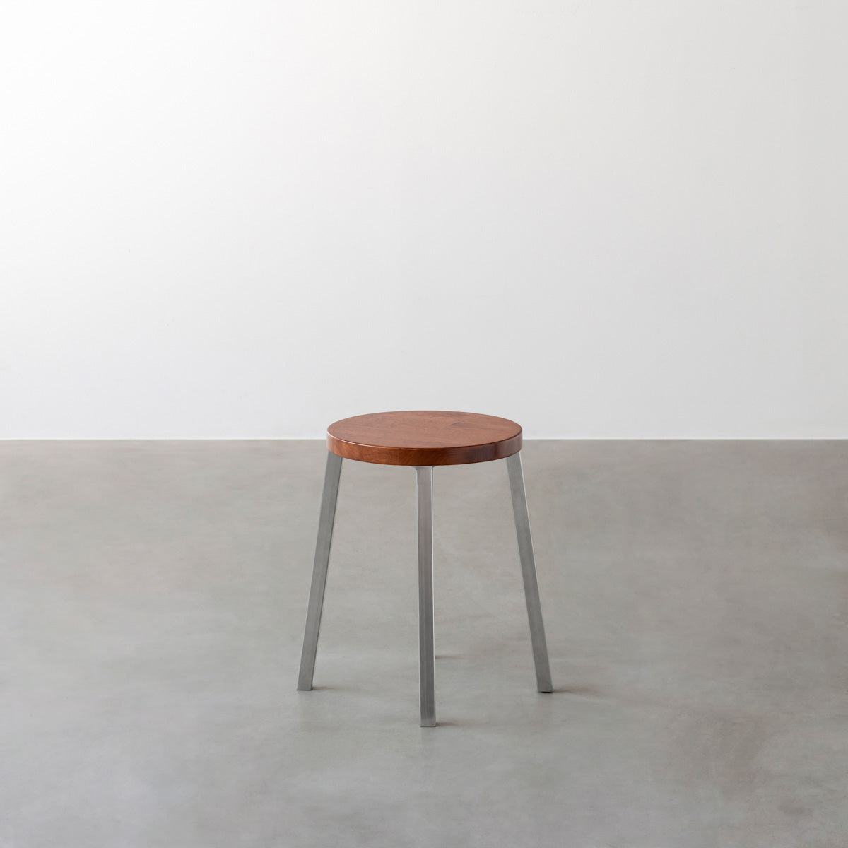 KANADEMONOのラバーウッド ブラウンRound座面とステンレスのSlant Bar脚を合わせたシンプルモダンなスツール3